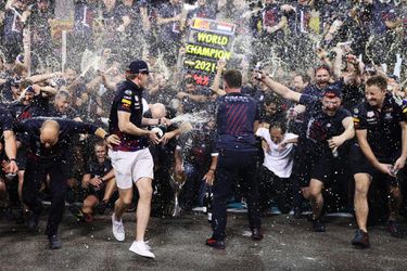 Verstappen moet dinsdag alweer de baan op, Russell in actie bij Mercedes