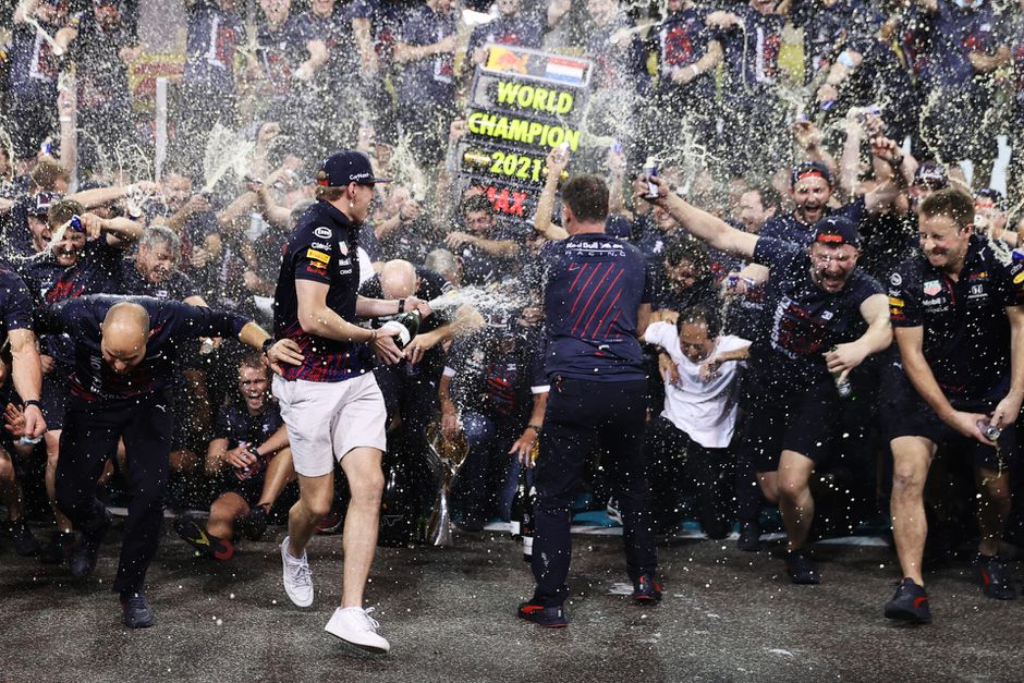 Verstappen moet dinsdag alweer de baan op, Russell in actie bij Mercedes
