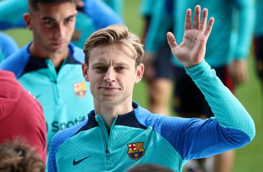 Frenkie de Jong op de bank bij FC Barcelona in Camp Nou tegen Getafe