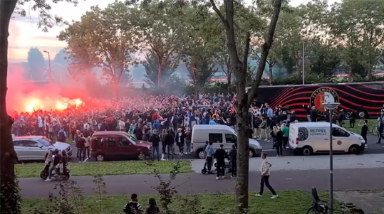 🎥 | Feyenoord-supporters onthalen selectie in Rotterdam na gestaakte Klassieker
