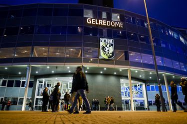 Groep supporters van Vitesse klopt met spandoek aan bij clubleiding: 'Klaar mee'