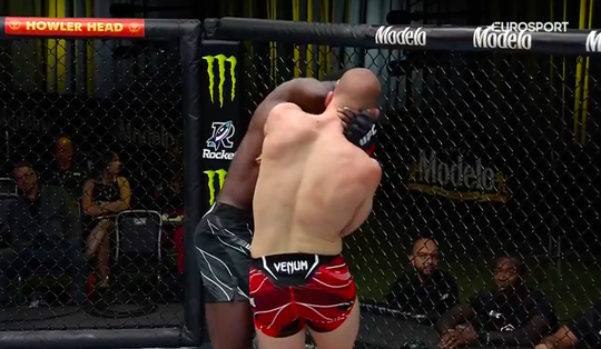 🎥 | Chidi 'Bang Bang' Njokuani sloopt UFC-opponent met DEZE keiharde elleboog