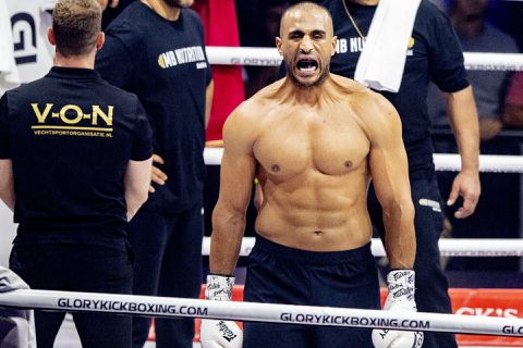 Badr Hari gaat nog een paar jaartjes door en tekent nieuw contract bij Glory