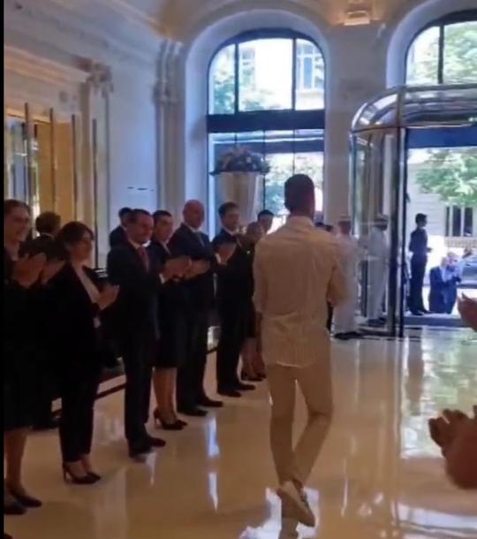 🎥 | Prachtig! Novak Djokovic krijgt staande ovatie van hotelpersoneel na winst op Roland Garros