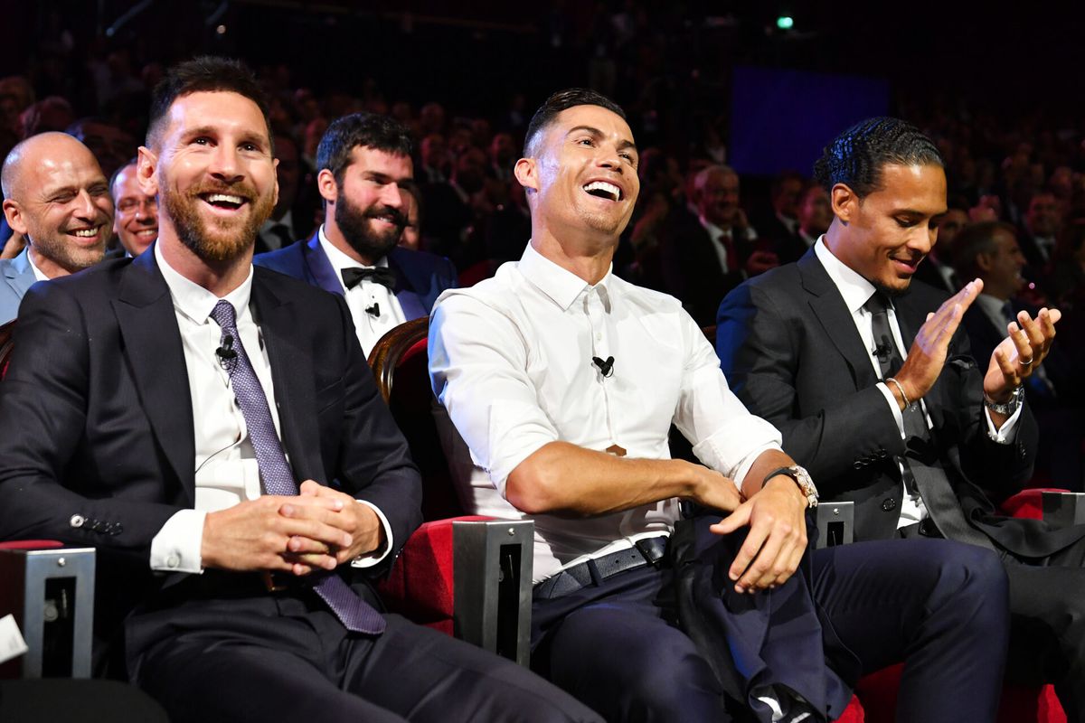 Iemand biedt 2,4 miljoen euro op kaartje om Messi en Ronaldo te zien spelen in oefenpotje