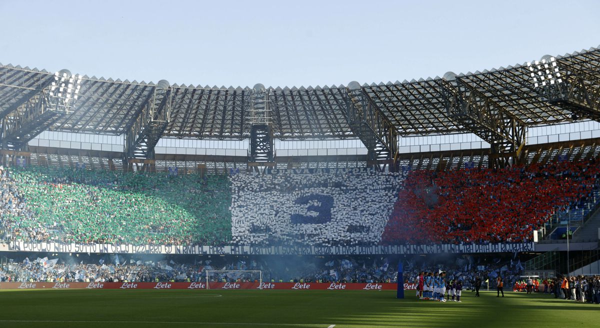🎥😍 | Fans Napoli helemaal uit hun plaat! Kampioensfeest gaat in eigen huis gewoon verder