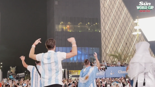 🎥  | Messi en de andere Argentijnen worden door de straten van Doha gereden