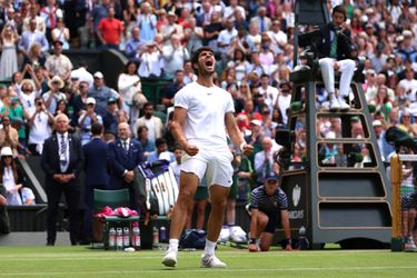 🎥 | Carlos Alcaraz heeft moeite, maar knalt in drie sets richting halve finale Wimbledon