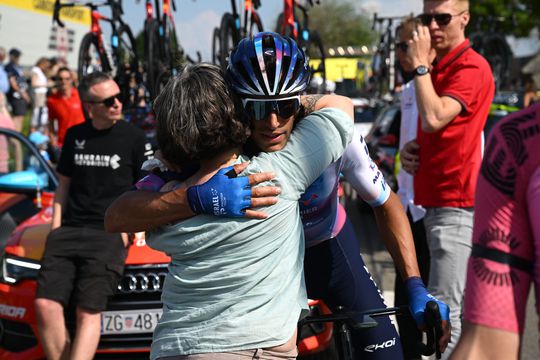 Team Bahrain Victorious stapt na overlijden Gino Mäder af in Ronde van Zwitserland