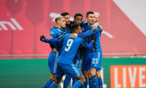 Ajax sleept 3 punten uit het Eindhovense vuur en is nu koploper van de Eredivisie