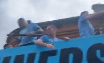 🎥😱   | Ederson vuurt confettikanon af richting hoofd teamgenoot tijdens bustocht door Manchester