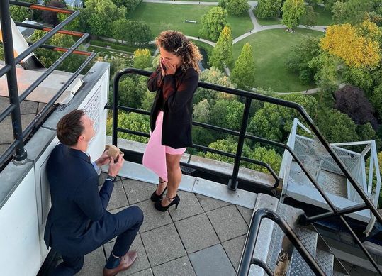 Scheidsrechter Shona Shukrula stapt in het huwelijksbootje met Emmen-speler: 'I said YES!'