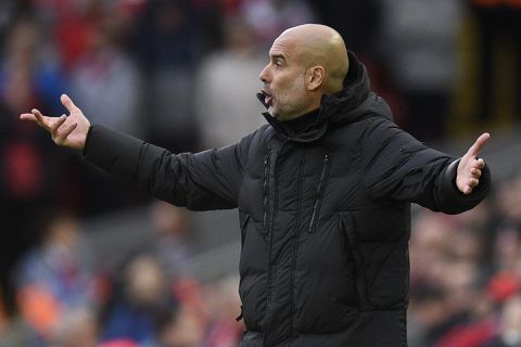 Pep Guardiola sneert naar Liverpool-fans na gegooi met muntjes: 'Allemaal mis, volgend jaar beter'