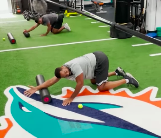🎥 | Will Smith traint met NFL-team en laat keiharde scheet in sportschool: 'Oeps, sorry!'