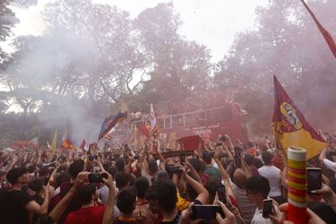 📸🎥​ | Niet voor Feyenoord-fans: spelers en supporters AS Roma vieren groot feest na winst Conference League
