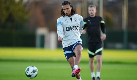 Opstellingen van Manchester City en Liverpool: Aké is alweer terug, Haaland in de spits