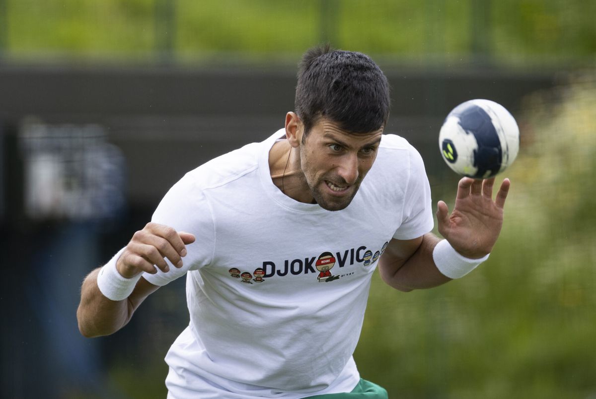 Grand Prix meets Grand Slam! Charles Leclerc en Fernando Alonso voetballen tegen Novak Djokovic