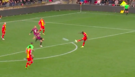 🎥 | Bobby Adekanye poft afgeslagen corner heerlijk in de bovenhoek