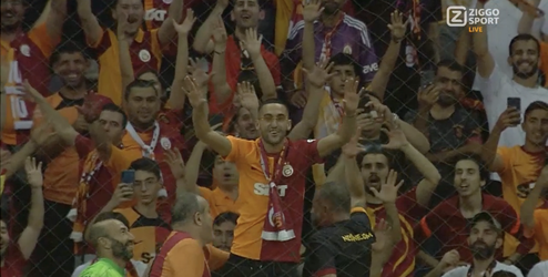 🎥 | Dat is nog eens een binnenkomer: Hakim Ziyech duikt op tussen fans Galatasaray