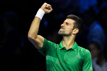 Novak Djokovic begint aan ATP Finals met zege op Tsitsipas