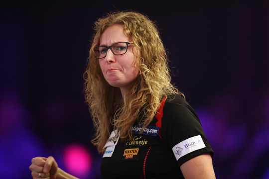 🎥 | Come on Aileen! Dartster Aileen de Graaf wint easy 1e wedstrijd op PDC-podium