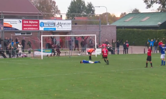 🎥 | Amateur maakt absurde eigen goal: totale paniek zonder tegenstander in de buurt