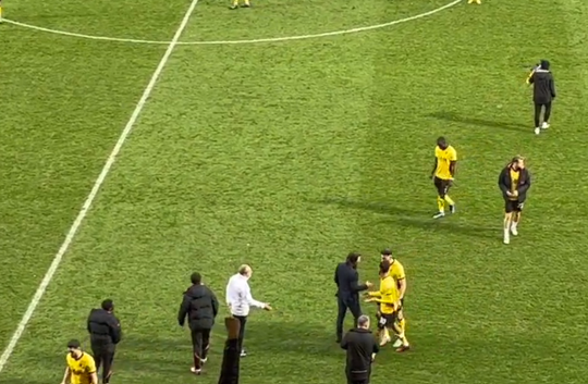 🎥 | Wesley Hoedt weigert handje te geven aan QPR-trainer: trainer doet 'huilbaby' na