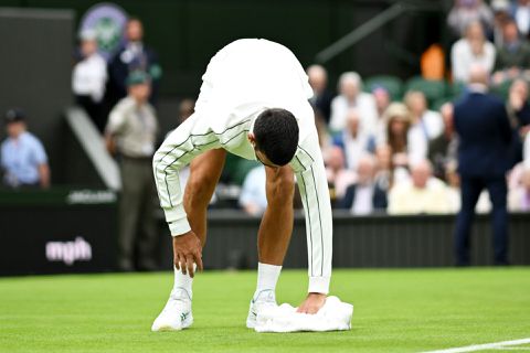 📸 | Novak Djokovic neemt heft in eigen handen en droogt zelf de baan op Wimbledon