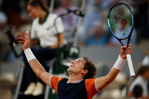 Casper Ruud wint overtuigend van Alexander Zverev en behaalt finale Roland Garros