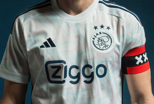📸 | Dit is het nieuwe Ajax-uitshirt: lijkt-ie op jouw WISKUNDE-boek?!