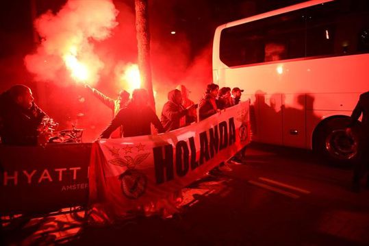 🎥 | Fans van Benfica verwelkomen ploeg met gezang en vuurwerk bij Amsterdams hotel