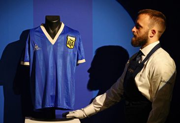 WOW! Iconisch Maradona-shirt verkocht voor bijna 8,5 miljoen euro, duurste sportitem ooit