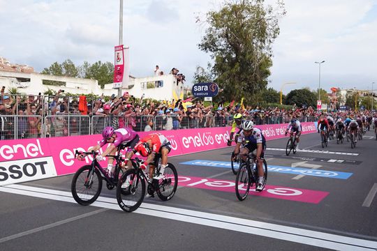 Wielrenner grapt na nipte 2e plek Caleb Ewan: 'jammer dat je verliest met de lengte van je penis'
