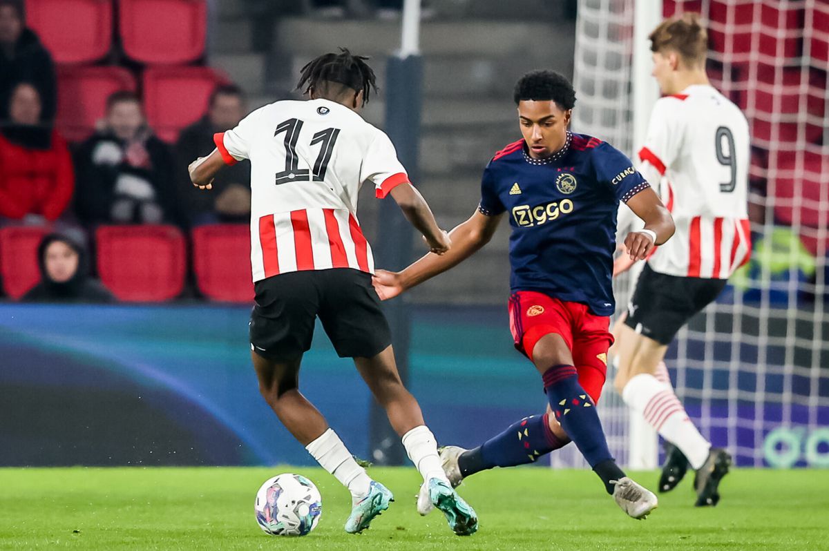 Jong PSV en Jong Ajax spelen gelijk in ijskoud Philips Stadion vol basisscholieren