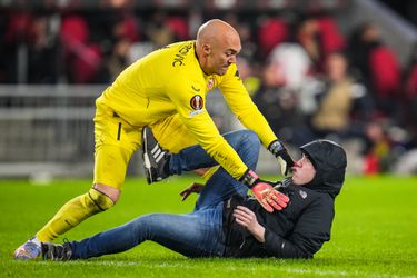 'Ouders veldbestormer PSV lastig gevallen met nare berichten, advocaat is boos op Brands'