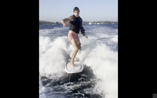 😂 🎥 | Mercedes-baas Toto Wolff is ook snel op een surfplank