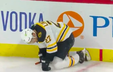 🎥 | NHL'er Hampus Lindholm letterlijk uit de wedstrijd gebeukt na DEZE brute bodycheck