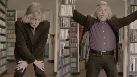 😂 🎥 | Johan Derksen danst erop los in nieuwe videoclip John de Bever: 'Ik sta voor lul'