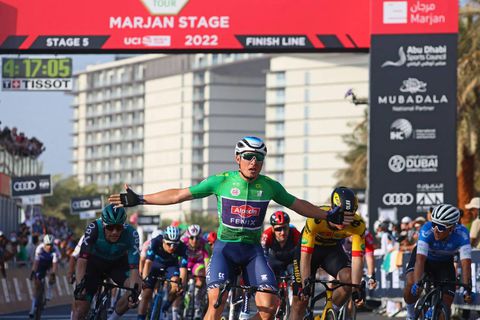 Olav Kooij komt nét tekort in UAE-sprint: Belg Philipsen pakt de ritzege