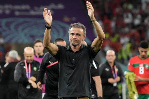 Luis Enrique voelt zich verantwoordelijk voor Spanje's WK-exit: 'Spijt me, mocht niet zo zijn'