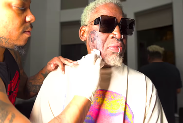 Vriendin Dennis Rodman snapt niets van nieuwe gezichtstattoo: 'Hij is niet goed'