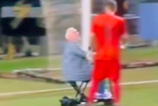 🎥 | Skrrt Skrrt! Woeste Italiaanse voorzitter racet bij playoff-duel in rollator het veld op