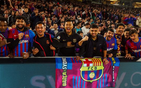 👀 | Man in Real Madrid-shirt poseert met big smile tussen Barça-fans voor foto op social media van aartsrivaal