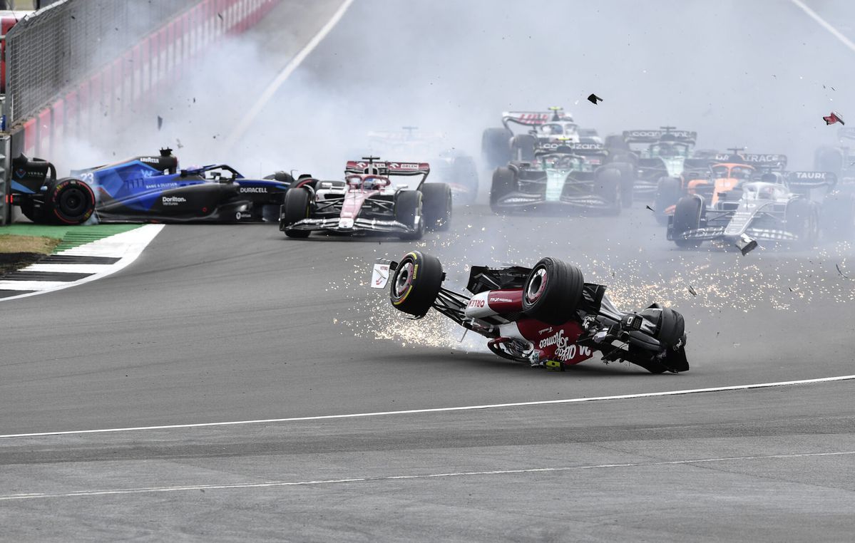 📸 | Wagen Guanyu Zhou veroorzaakt schade aan asfalt op circuit Silverstone
