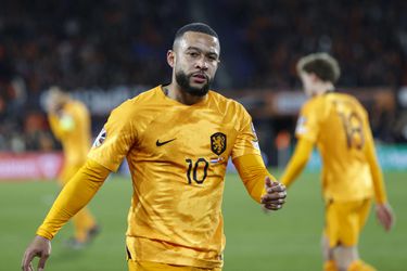 Memphis Depay loopt blessure op bij Oranje: ‘Het ziet er best vervelend uit’