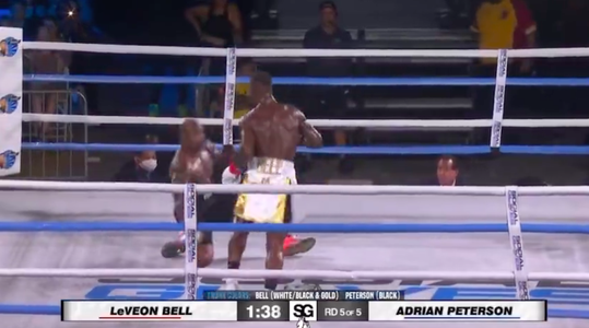 🎥 | Ex-NFL'ers in de boksring: Le'Veon Bell slaat Adrian Peterson KO