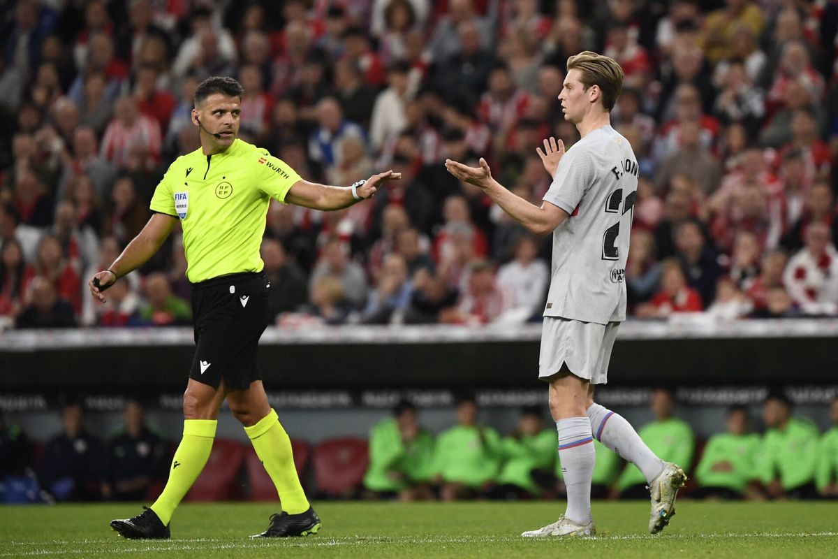 🎥  | Athletic-fans strooien met geld wegens omkoopschandaal Barcelona, VAR helpt een handje