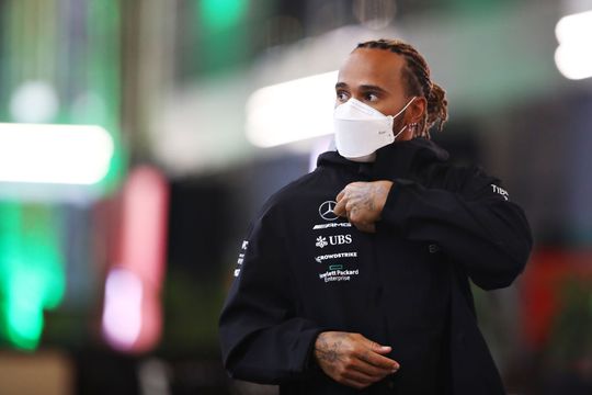 🎥 | Wow! Lewis Hamilton na Q1 al klaar in Saudi-Arabië