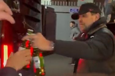 🎥 | Koning! Jürgen Klopp deelt biertjes uit aan fans van Liverpool