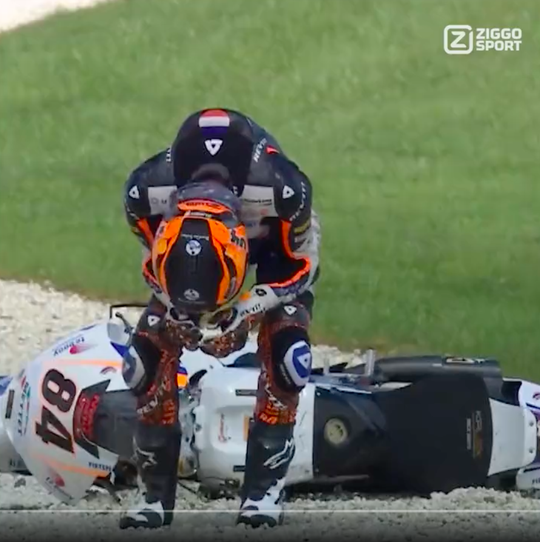 🎥 | Moto2 GP van Australië: Zonta van den Goorbergh breekt pols bij trainingsval